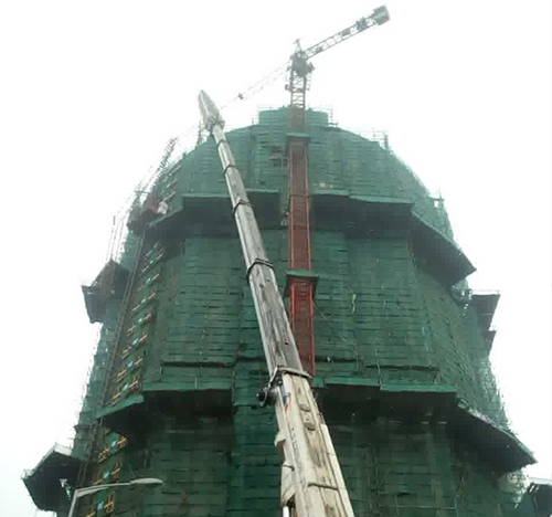 贡井吊车在工地上作业
